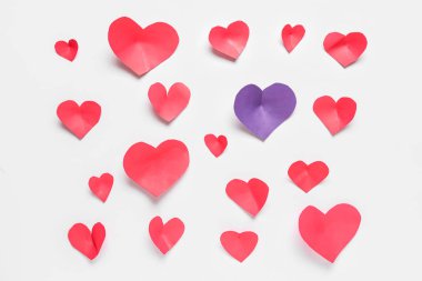 Kırmızılar arasında açık arkaplanda mor kağıt kalp. Sevgililer Günü kutlaması