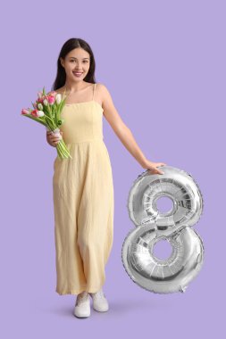 Şekil 8 şeklinde gümüş hava balonu ve mor arka planda güzel laleler olan güzel bir Asyalı kadın. Uluslararası Kadınlar Günü