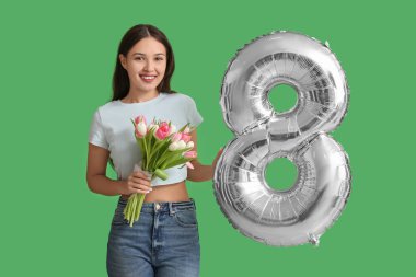 Gümüş renkli hava balonu olan mutlu genç Asyalı kadın figür 8 ve yeşil arka planda güzel laleler. Uluslararası Kadınlar Günü