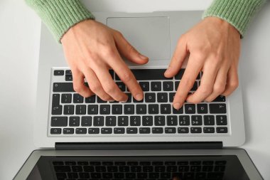 Evdeki online randevuda dizüstü bilgisayar kullanan genç adam, üst görünüm