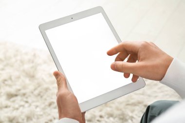 Evdeki online randevuda tablet bilgisayar kullanan genç adam, kapat