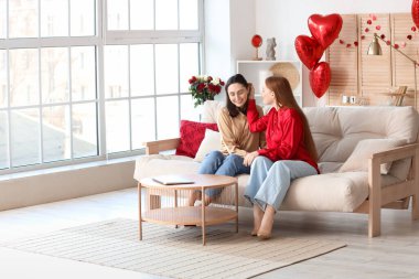 Sevgililer Günü 'nde evde oturan genç lezbiyen çift