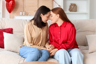 Sevgililer Günü 'nde evde oturan genç lezbiyen çift