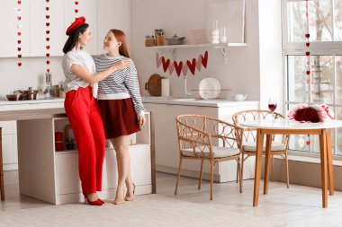 Sevgililer Günü 'nde mutfakta genç lezbiyen çift