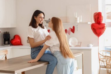 Sevgililer Günü 'nde mutfakta genç lezbiyen çift