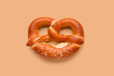 Bej arka planda lezzetli kraker.