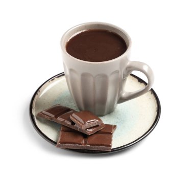 Beyaz arka planda bir fincan lezzetli sıcak çikolata.