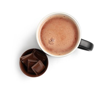 Beyaz arka planda bir fincan lezzetli sıcak çikolata.