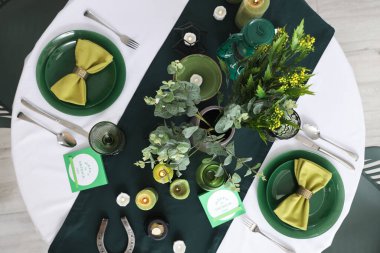 Yemek odasında mumlarla servis edilen şenlik masası, üst manzara. Aziz Patrick Günü kutlaması