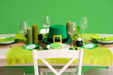 Leprikon şapkasıyla servis edilen şenlik masası. Aziz Patrick Günü kutlaması