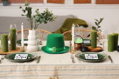 Leprikon şapkasıyla servis edilen şenlik masası, mum yakma ve Aziz Patrick Günü için tebrik kartları.