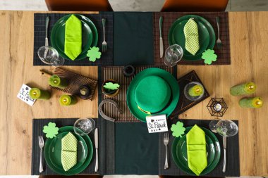 Leprikon şapkası ve yanan mumlarla servis edilen şenlik masası, üst manzara. Aziz Patrick Günü kutlaması