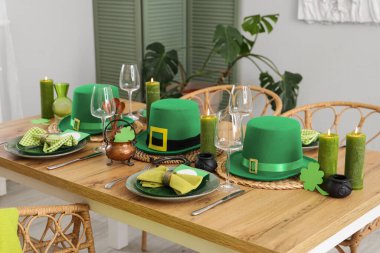 Leprikon şapkaları, at nalı ve yoncalarla servis edilen şenlik masası. Aziz Patrick Günü kutlaması