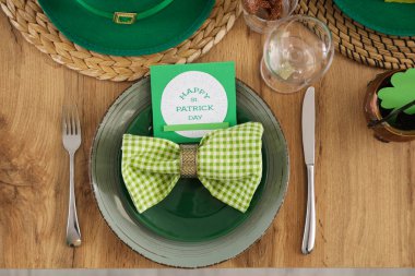 Aziz Patrick Günü kutlamaları için katlanmış peçete ve tebrik kartıyla servis edilen şenlik masası.
