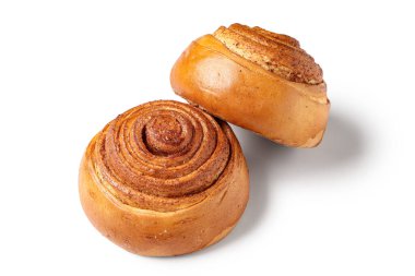 Beyaz arka planda ev yapımı tarçınlı çörekler.