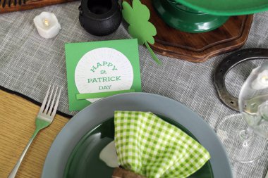 Aziz Patrick Günü için katlanmış peçete ve tebrik kartıyla servis edilen şenlik masası.