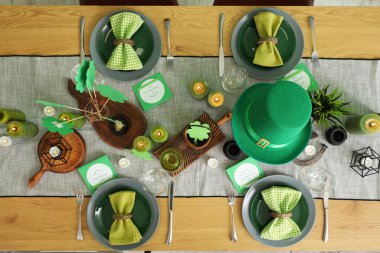 Aziz Patrick Günü kutlamaları için cüce şapkası ve süslemeleriyle servis edilen şenlik masası.