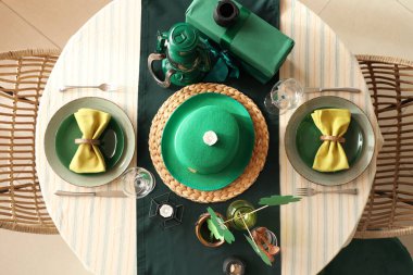 Aziz Patrick Günü kutlamaları için cüce şapkası ve süslemeleriyle servis edilen şenlik masası.