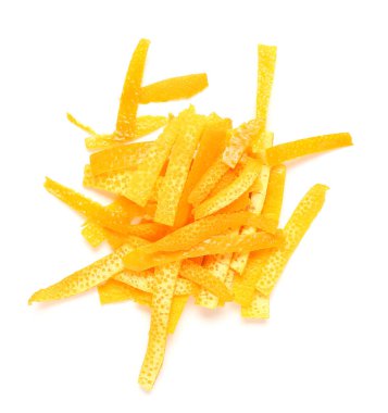 Beyaz arka planda taze portakal kabuğu yığını