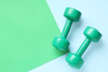 Renkli arkaplanda bir çift yeşil dambıl