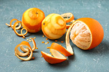 Taze portakallı kompozisyon ve renk arkaplanı kabuğu