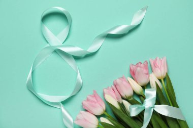 Kurdele ve turkuaz arka planda lale çiçeklerinden yapılmış figür 8. Uluslararası Kadınlar Günü kutlamaları