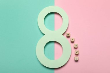 Kağıt figür 8 ve kelime yürüyüşü renkli arka planda. Uluslararası Kadınlar Günü kutlamaları