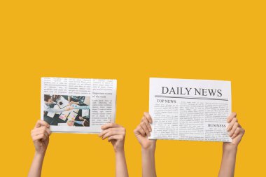 Sarı arka planda gazetesi olan kadınlar