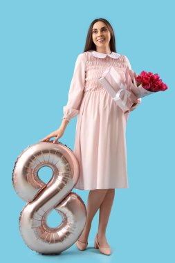 Laleli ve balonlu genç bir kadın mavi arka planda şekil 8 şeklinde. Uluslararası Kadınlar Günü