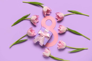 Güzel laleleri ve eflatun kaplamalı hediye kutusuyla kağıttan yapılmış 8 figür. Uluslararası Kadınlar Günü