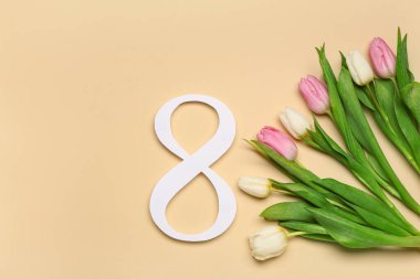 Şekil 8 kağıttan yapılmış ve kahverengi arkaplanda güzel laleler var. Uluslararası Kadınlar Günü