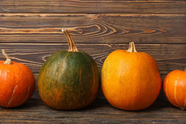 Ahşap arka planda farklı taze balkabakları