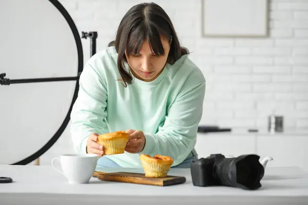 Stüdyoda Pasta Çekmeye Hazırlanan Kadın Yemek Fotoğrafçısı — Stok fotoğraf