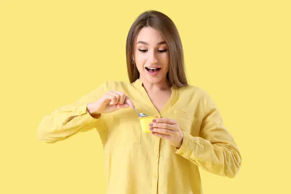 Glückliche Junge Frau Mit Leckerem Joghurt Auf Gelbem Hintergrund — Stockfoto