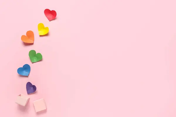 Бумажные Сердца Цветах Флага Лгбт Подарочной Коробки Розовом Фоне Празднование — стоковое фото