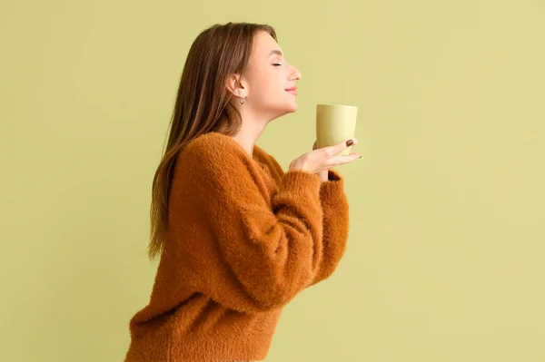 Schöne Junge Frau Mit Einer Tasse Tee Auf Grünem Hintergrund — Stockfoto