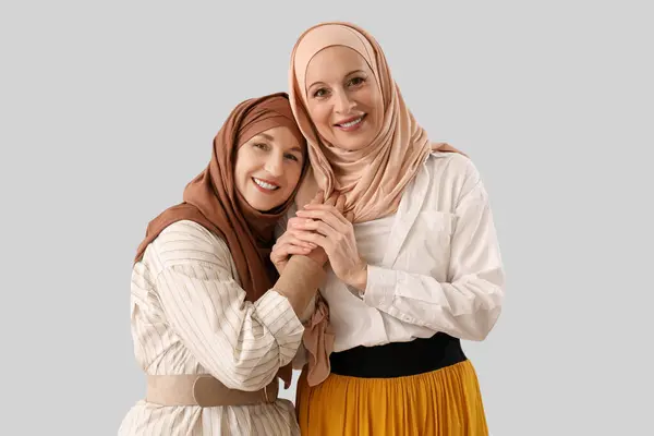Starší Muslimské Ženy Hijabs Objímání Světlém Pozadí — Stock fotografie