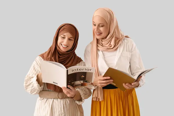 Starší Muslimské Ženy Hijabs Čtení Časopisů Světlém Pozadí — Stock fotografie