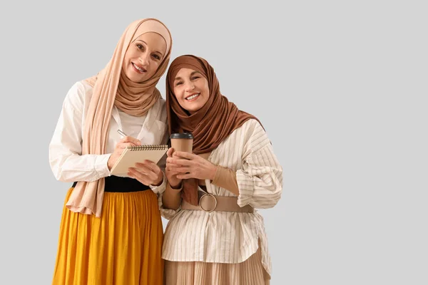 Starší Muslimské Ženy Hijabs Notebookem Šálkem Kávy Světlém Pozadí — Stock fotografie