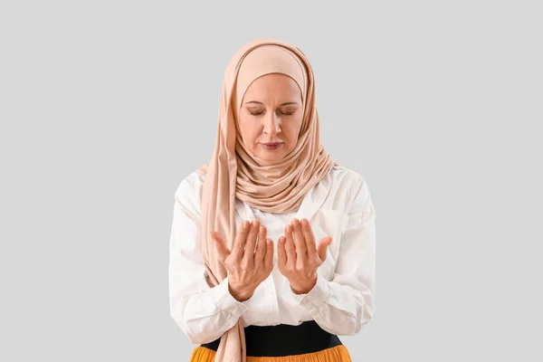 Starší Muslimská Žena Hidžábu Modlí Světlém Pozadí — Stock fotografie