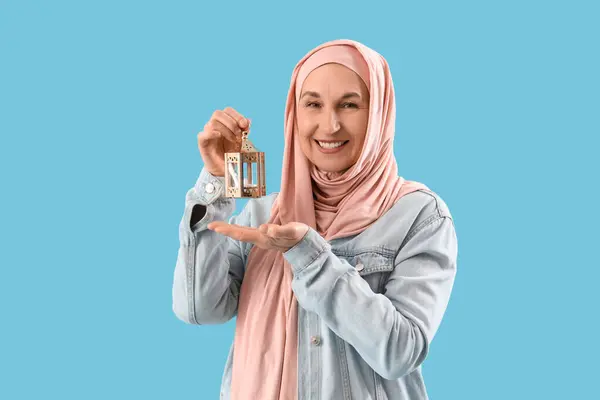 Starší Muslimská Žena Hidžábu Lampou Modrém Pozadí — Stock fotografie