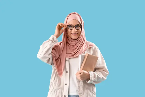 Starší Muslimská Žena Hidžábu Brýlemi Knihami Modrém Pozadí — Stock fotografie