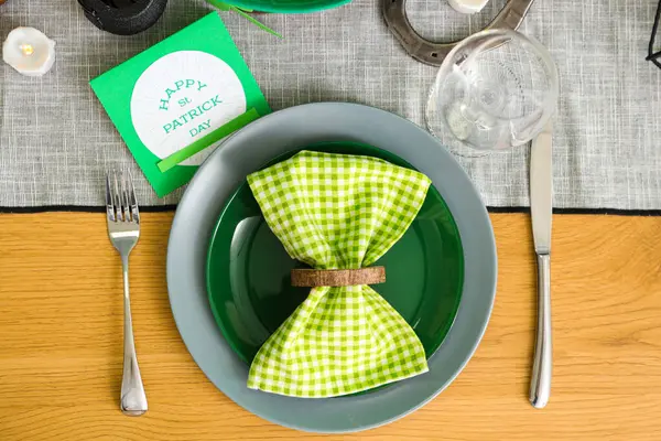 Aziz Patrick Günü için katlanmış peçete ve tebrik kartıyla servis edilen şenlik masası.