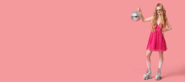 Pembe arka planda eski paten ve disko topu olan güzel genç bir kadın.