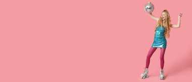 Klasik paten ve pembe arka planda disko topuyla dans eden genç bir kadın.