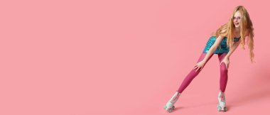 Pembe arka planda eski paten kayan mutlu genç bir kadın ve mesaj için yeri var.