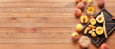 Taze şeftali ve tatlı reçeli ahşap zemin üzerinde kavanoza koy ve metin için yer aç.