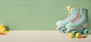 Yeşil ahşap zemin üzerinde Paskalya yumurtaları olan klasik patenler.