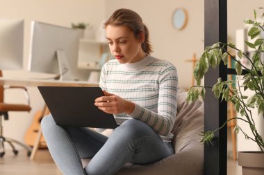 Ofiste dizüstü bilgisayarla çalışan kadın programcı