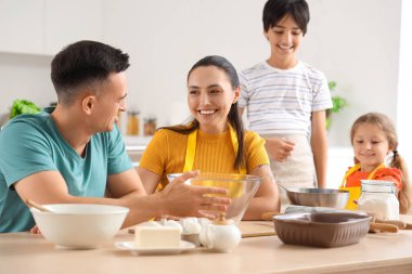 Mutfakta mutlu aile yemekleri